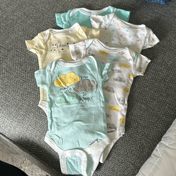 Set of 5 Gerber Newborn Onesies - Picture 1 of 2